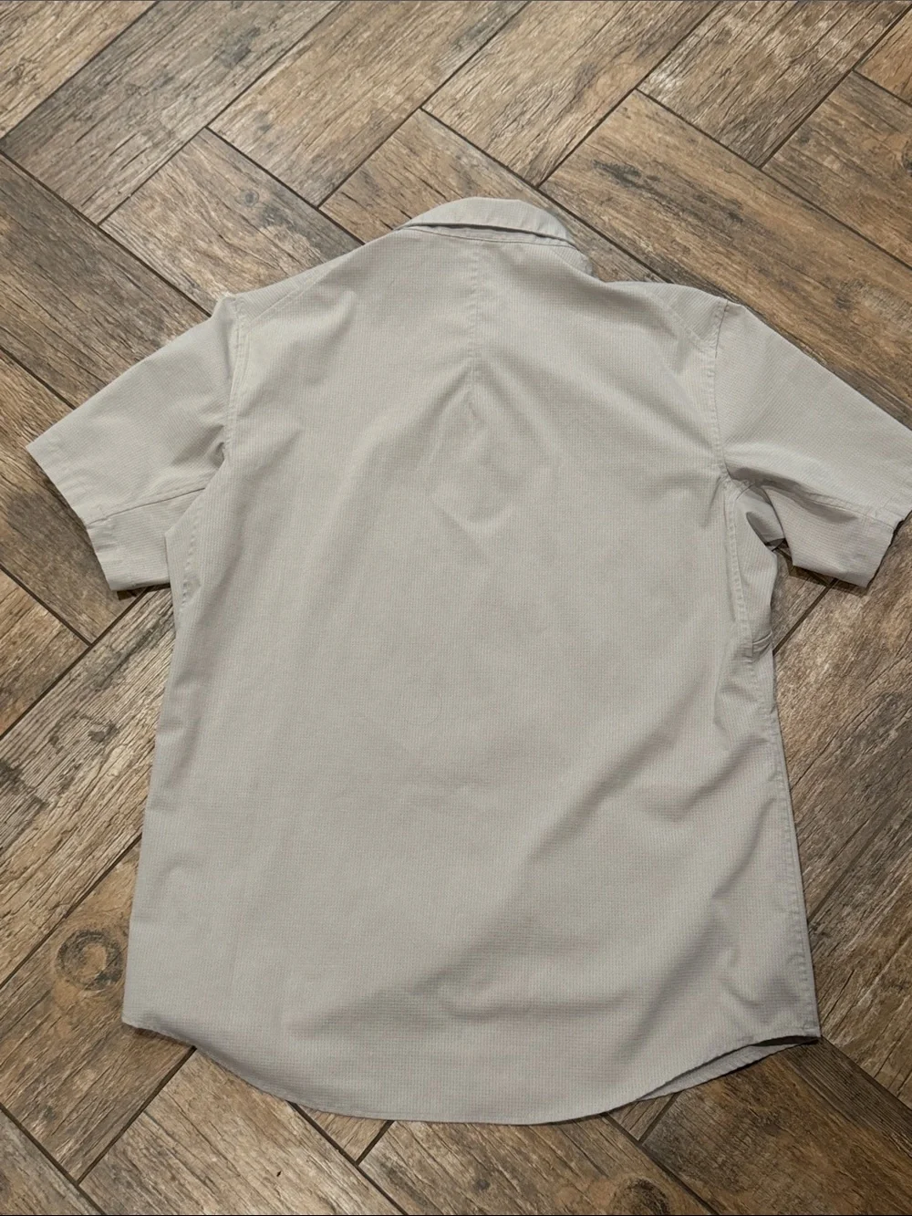 Lululemon airing easy men’s Short-sleeve button up shirt khaki tan medium